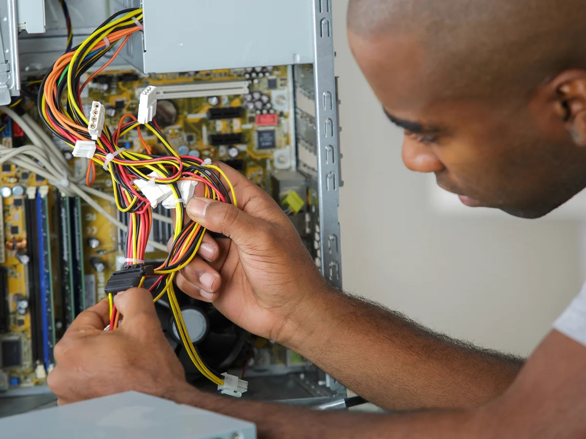 Artisan électricien au travail à Paris