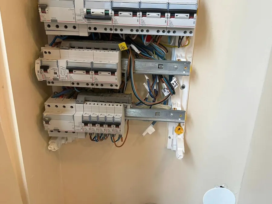 Mise aux normes par un électricien à Paris